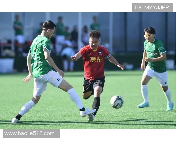 球星在绿茵场上的激情对话与赛场内外的情感碰撞 球星在绿茵场上的激情对话与赛场内外的情感碰撞